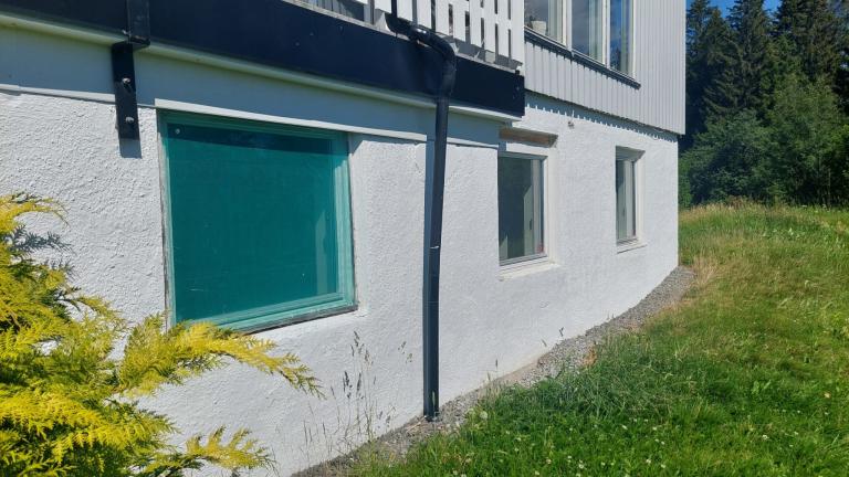 Utenfor leiligheten, soverom og stuevindu